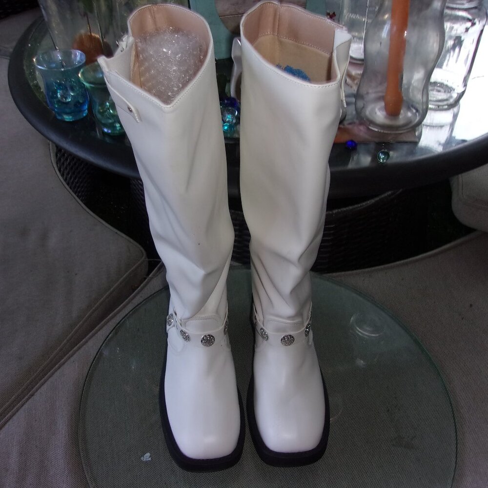 PINK KISS WHITE FAUX LEATHER BUCKLE ACCENT KNEE HIGH LADIES BOOTS SZ 9 BRAND NEW